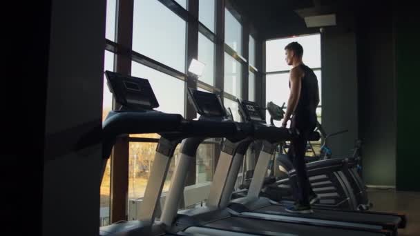 Young athletic men and women exercising and walk on treadmill in sport gym. - Séquence, vidéo