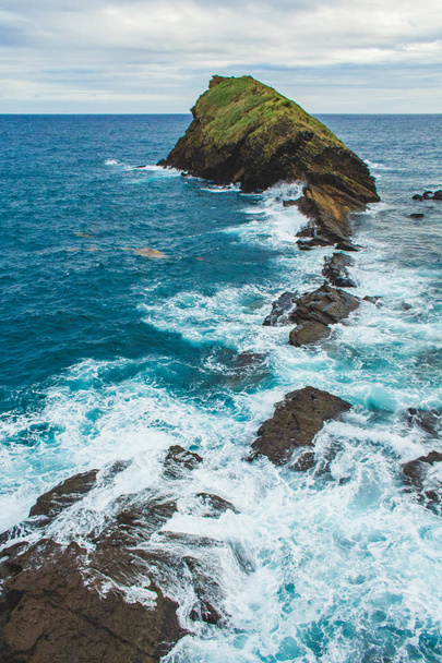 formación de rocas junto al mar en la isla de Sao Miguel, Azores, Portugal
 - Foto, imagen
