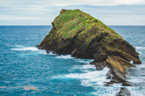 скелі біля моря на острові Сан - Мігель (Азорс, Португалія). - Фото, зображення