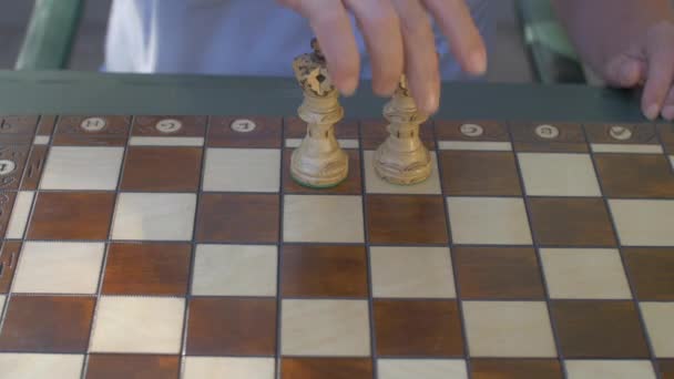 Yaşlı adam satranç oyununu E4 'te beyaz piyon ile açıyor. - Video, Çekim