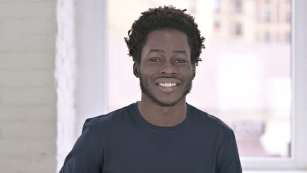 Muotokuva nuori Afrikkalainen Amerikkalainen mies näyttää peukalot ylös
 - Materiaali, video