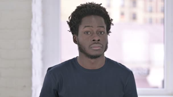 Portret van de jonge Afro-Amerikaanse man doet Stop by Hand Gesture - Video