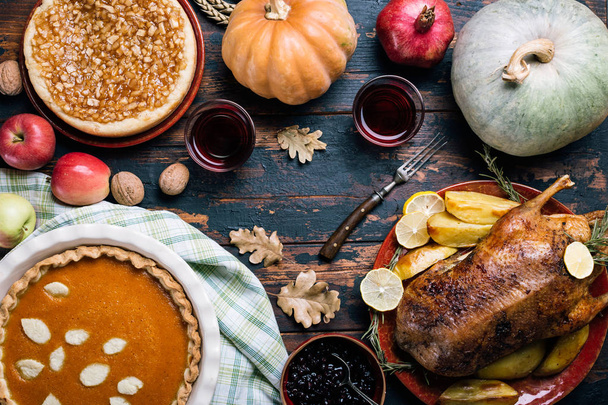 Table de Thanksgiving avec dinde, citrouille et tarte aux pommes, vue sur le dessus
 - Photo, image