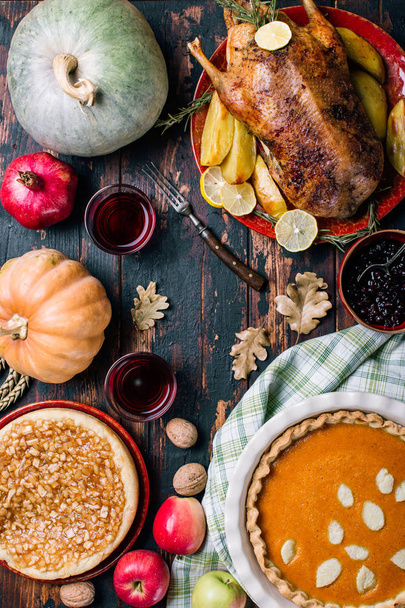 Mesa de jantar de Ação de Graças com peru, abóbora e torta de maçã, vista superior
 - Foto, Imagem