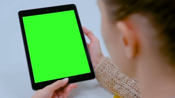 Mulher olhando para tablet computador com tela verde em casa
 - Filmagem, Vídeo