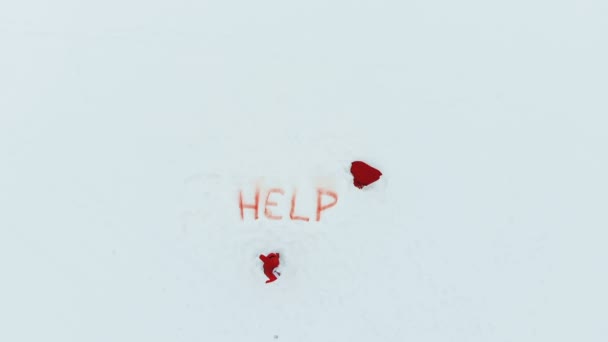 Βοήθεια σήμα στο χιόνι και ο Άγιος Βασίλης κλαίει κοντά του - Πλάνα, βίντεο