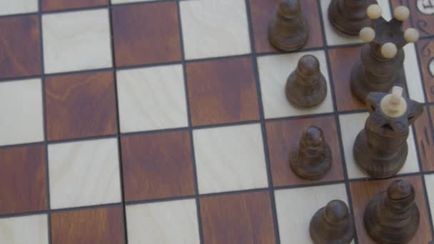 Πάνω άποψη του παιχνιδιού ξύλινο σκάκι σε ένα τραπέζι - Πλάνα, βίντεο
