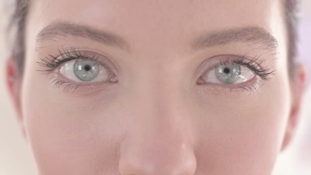 Portrét krásné modré oči mladé bílé ženy - Záběry, video