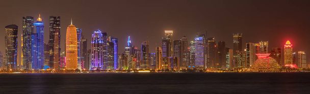 Doha, Qatar horisonttiin yöllä valo heijastus arabianlahden
 - Valokuva, kuva