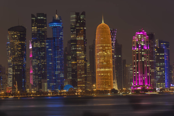 Доха, Катар, горизонт вночі зі світлом в арабській затоці - Фото, зображення