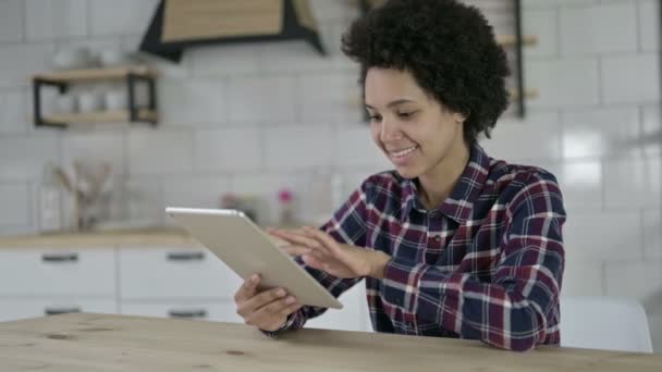 Cheerful African American Woman using Tablet - Imágenes, Vídeo