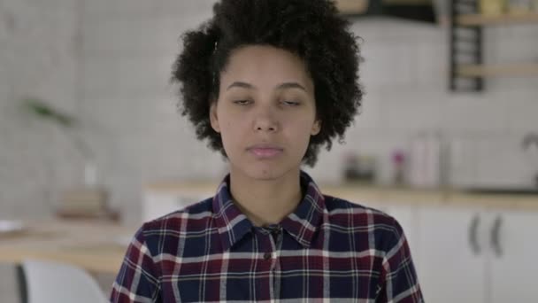 Az afro-amerikai nő portréja nemet mondott fejjel, kézírással. - Felvétel, videó