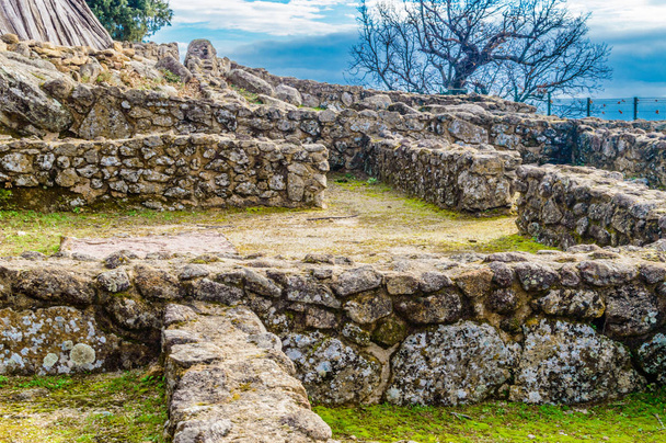 Τα ερείπια των σπιτιών μέσα στους τοίχους χρονολογούνται στην εποχή του σιδήρου τον 3ο αιώνα π.Χ. στο Castro Veton De El Freillo. 15 Δεκεμβρίου 2018. El Raso Avila Castilla Leon Ισπανία Ευρώπη. Τουριστικός τουρισμός Street Photography. - Φωτογραφία, εικόνα