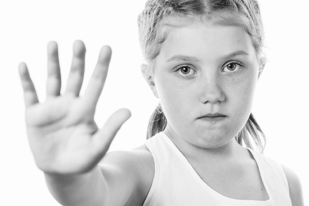 pieni tyttö osoittaa käsi stop sign.black ja valkoinen
. - Valokuva, kuva