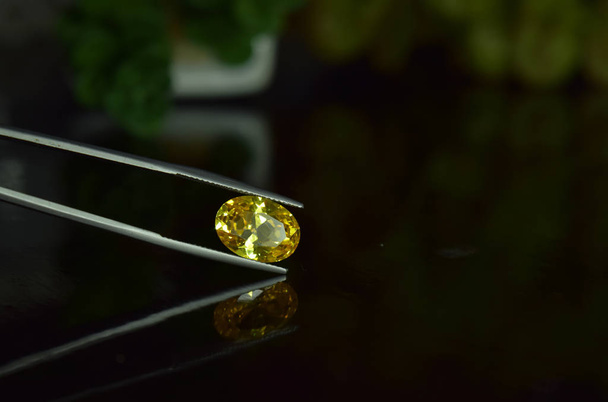 Žlutý diamant Je to diamant s krásnými barvami, vzácný a drahý pro výrobu šperků - Fotografie, Obrázek