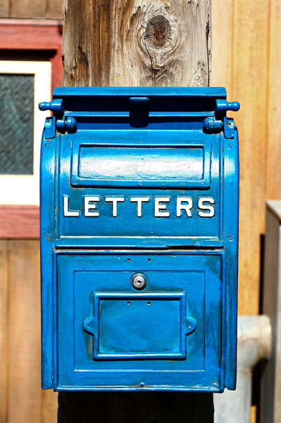 Παραδοσιακό παλιό μπλε γραμματοκιβώτιο επιστολή ταχυδρομείου παραδοσιακό παλιό μπλε γραμματοκιβώτιο - Φωτογραφία, εικόνα