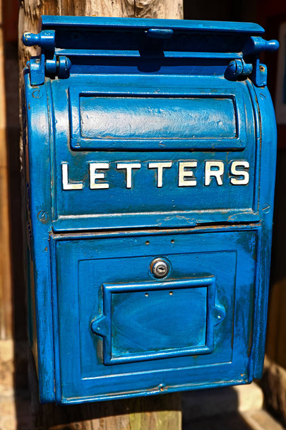 Geleneksel Eski Mavi posta kutusu geleneksel Eski Mavi posta kutusu - Fotoğraf, Görsel