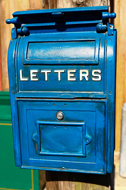 Παραδοσιακό παλιό μπλε γραμματοκιβώτιο επιστολή ταχυδρομείου παραδοσιακό παλιό μπλε γραμματοκιβώτιο - Φωτογραφία, εικόνα