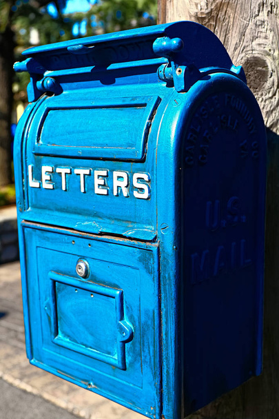 Традиційна стара синя поштова скринька Традиційна стара синя поштова скринька
 - Фото, зображення