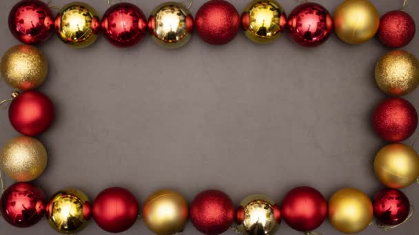 Bolas de Natal douradas e vermelhas aparecem dentro da bela moldura e deixam espaço vazio dentro para texto
  - Filmagem, Vídeo