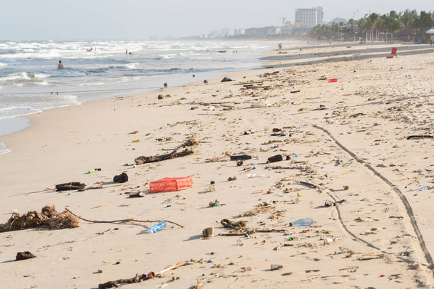 Playa de Da Nang City, Vietnam, después de la tormenta, cubierta de basura. Este es el Mar del Sur de China del Océano Pacífico. - Foto, imagen