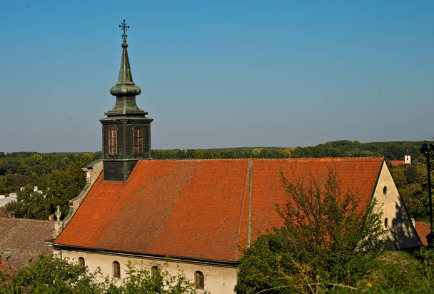 Sırp Ortodoks Kilisesi 'nde çan kulesi olan çatı - Fotoğraf, Görsel