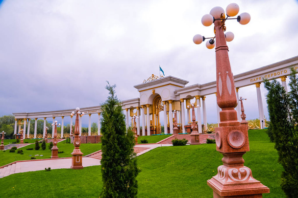 Baharda Almaty 'deki Birinci Başkan Parkı. - Fotoğraf, Görsel