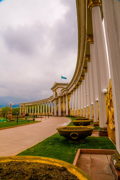 Baharda Almaty 'deki Birinci Başkan Parkı. - Fotoğraf, Görsel