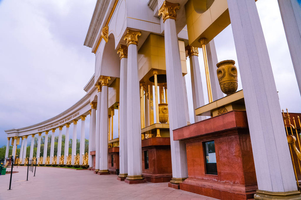 Colonnade στο Almaty, Πάρκο του πρώτου προέδρου στην οδό Al-Farabi - Φωτογραφία, εικόνα