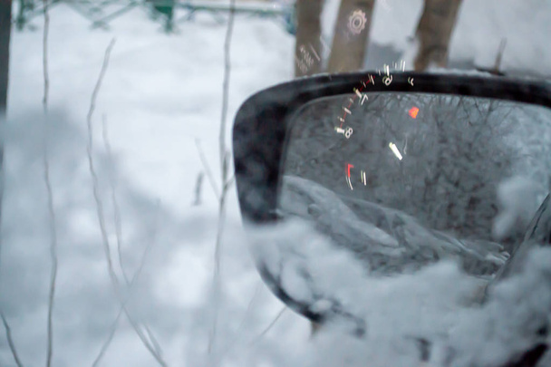 Het zijraam van de auto is bedekt met sneeuw en ijs. De film - Foto, afbeelding