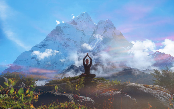 Serenidad y yoga practicando en himalayas cordillera, meditación
  - Foto, imagen