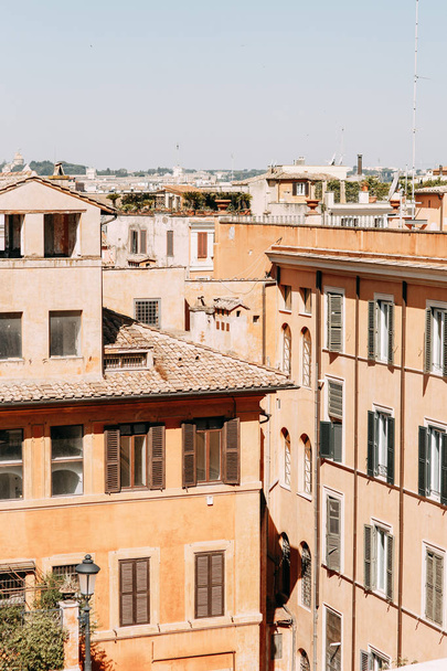Architecture and buildings of old Italy. Evening panorama of the streets of Rome.  - 写真・画像