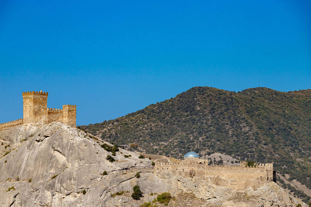 Deniz manzaralı Ceneviz Kalesi, Sudak, Kırım. - Fotoğraf, Görsel