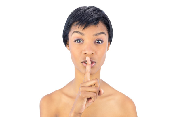 Милая черноволосая женщина позирует с пальцем на губах
 - Фото, изображение