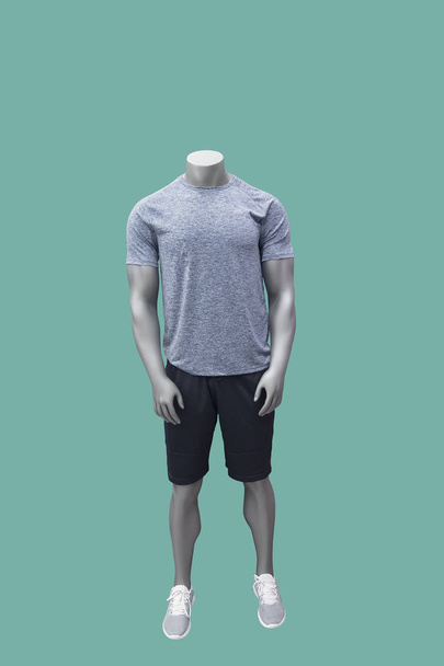 Manequim masculino vestindo roupas de atletismo esportivo
. - Foto, Imagem