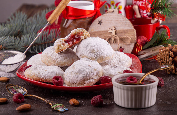 Geleneksel Noel kurabiyeleri, kartopu kaplı bisküviler. - Fotoğraf, Görsel