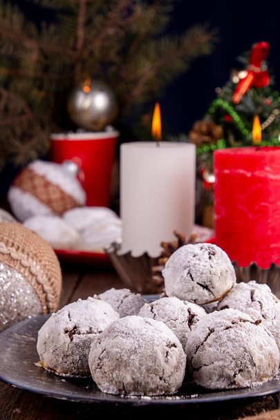 Biscoito de biscoito de bolas de neve de chocolate de amêndoa tradicional Natal
 - Foto, Imagem