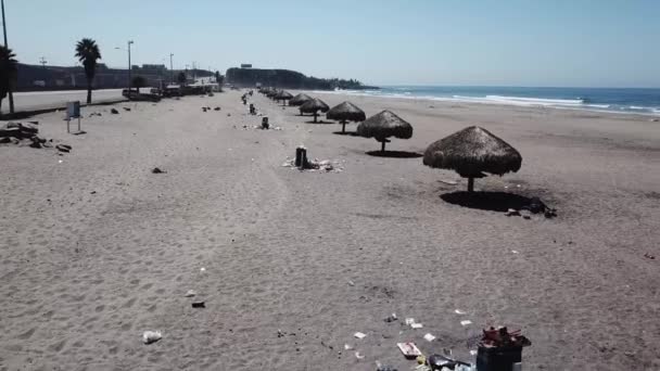 Vista aérea da poluição vergonhosa do lixo na praia da costa do Pacífico
 - Filmagem, Vídeo