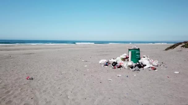 Vue aérienne de la pollution honteuse des ordures sur la plage de la côte pacifique
 - Séquence, vidéo