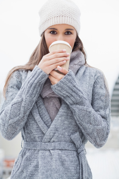 půvabná brunetka se zimní oblečení na pití kávy - Fotografie, Obrázek