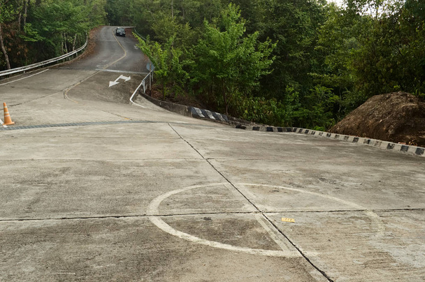 Segnaletica stradale e stradale curva in montagna Thailandia
. - Foto, immagini