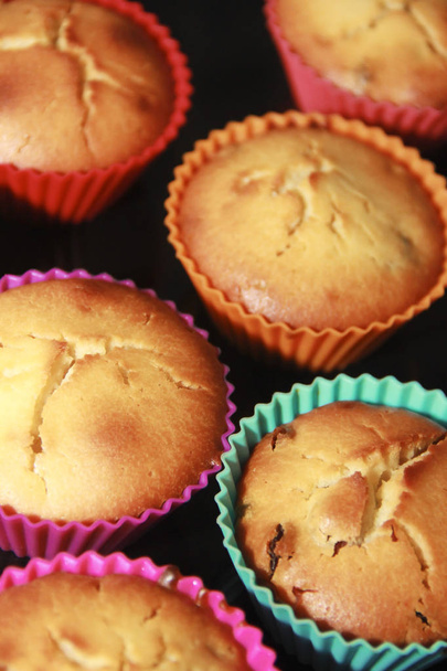sütött kekszes muffin mazsolával többszínű szilikonpenészben - Fotó, kép