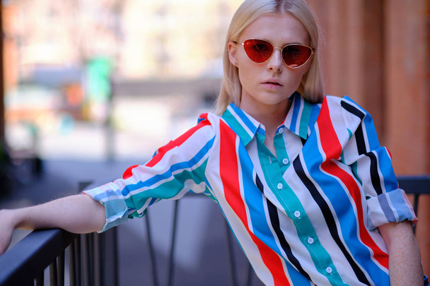 GIRL on a walk in the city in a colorful shirt - Foto, Bild