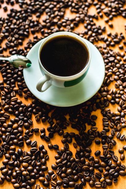 xícara de café e feijão na mesa de madeira - Foto, Imagem