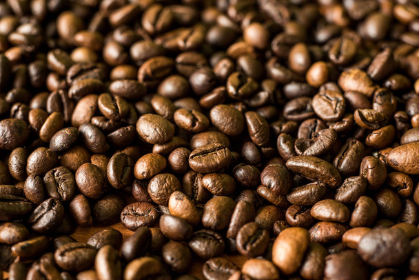 Aroma Kaffeebohnen auf Holzgrund - Foto, Bild