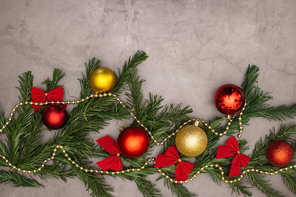 Hermosa decoración de oro y rojo de Navidad con adornos de Navidad
 - Foto, imagen
