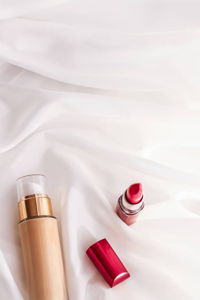 Beżowy krem tonalny butelka makijaż płynu podstawy i czerwony l - Zdjęcie, obraz