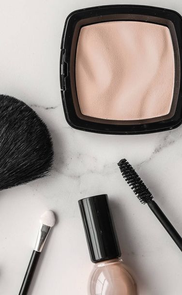 Makyaj ve kozmetik ürünleri mermer, düz arkaplan - Fotoğraf, Görsel