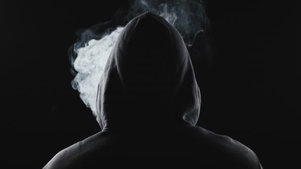 Vidéo de l'homme fumeur dans le capot de dos
 - Séquence, vidéo