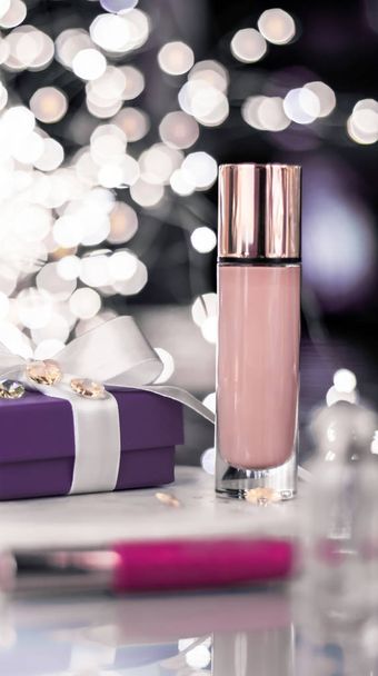 Holiday meikki perusta pohja, peitevoide ja violetti lahjapakkaus
,  - Valokuva, kuva
